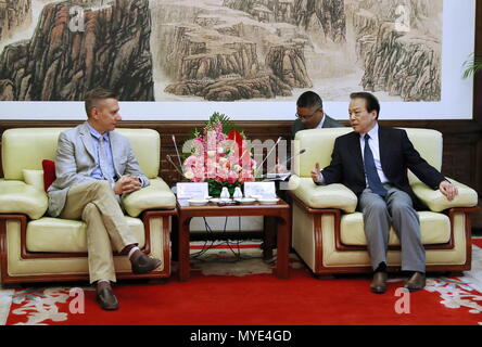 Beijing, China. 6th June, 2018. Editor-in-Chief of Xinhua News Agency He Ping (R, front) meets with his TASS Russian News Agency counterpart Maxim Filimonov in Beijing, capital of China, June 6, 2018. Credit: Ju Peng/Xinhua/Alamy Live News Stock Photo