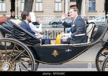 Stockholm, Sweden. 6th June, 2018. Royal cortege with the all the adult members of the royal family and some of their children at the swedish national day. Strandvagen Credit: Stefan Holm/Alamy Live News Stock Photo