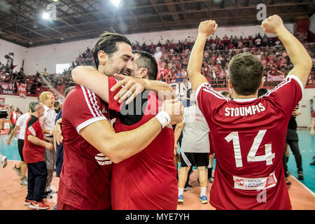 Athens, Greece. 6th June, 2018. Olympiacos' players celebrate after winning the Greek Men's Handball Championship Final between AEK and Olympiacos in Athens, Greece, June 6, 2018. Credit: Panagiotis Moschandreou/Xinhua/Alamy Live News Stock Photo