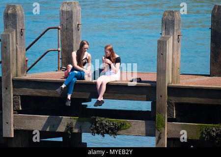Aberystwyth Wales UK, Thursday 07 June 2018  UK Weather:  People at the seaside in Aberystwyth making the most of a cloudless June day  as the hot summer sunshine continues over much of the UK   photo © Keith Morris / Alamy Live News Stock Photo