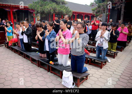 Shenyan, China. 7th June, 2018. Parents pray for good luck at Ci'en Temple while students attend the National College Entrance Examination in Shenyang, northeast China's Liaoning Province. Credit: SIPA Asia/ZUMA Wire/Alamy Live News Stock Photo