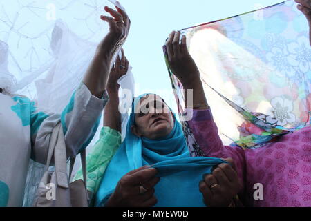 Srinagar, Kashmir. 06th June, 2018. Kashmiri Muslims offers ASR prayers at Hazratbal Shrine. Kashmiri Muslim devotees raise their hands to seek blessings as a head priest displays a relic of the Prophet Muhammad at the Hazratbal shrine, to mark the Martyr Day of Hazrat Ali during Ramadan, in Srinagar, the summer capital of Kashmir, June 06, 2018. Muslims across the world refrain from eating, drinking and smoking from dawn to dusk to observe the holy fasting month of Ramadan. Credit: Shuhaib Zahoor/Pacific Press/Alamy Live News Stock Photo