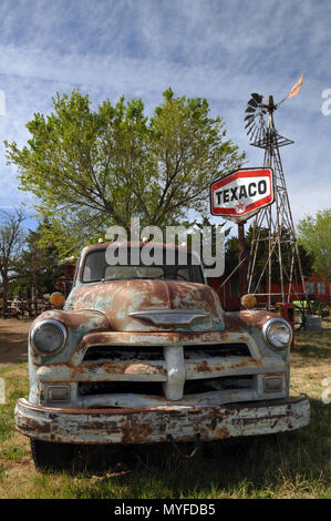 An old Chevrolet tow truck, Texaco sign and windmill on display at the Tucumcari Trading Post, an antique store on Route 66 in Tucumcari, New Mexico. Stock Photo