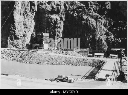 The bulkhead gate structure and trash rack structure at the inlet ...