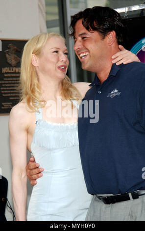 Renee Zellweger (with her brother Drew) received the 2286th star on the Hollywood Walk of Fame in Los Angeles. May 24, 2005.          -            19 ZellwegerRenee Drew019.jpg19 ZellwegerRenee Drew019  Event in Hollywood Life - California, Red Carpet Event, USA, Film Industry, Celebrities, Photography, Bestof, Arts Culture and Entertainment, Topix Celebrities fashion, Best of, Hollywood Life, Event in Hollywood Life - California, movie celebrities, TV celebrities, Music celebrities, Topix, Bestof, Arts Culture and Entertainment, Photography,    inquiry tsuni@Gamma-USA.com , Credit Tsuni / USA Stock Photo