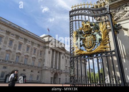 UK: The principal facade of Buckingham Palace with the Royal coat of arms in London. Photo from 09. Mai 2018. | usage worldwide Stock Photo