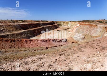 Open cut gold mine after water has been drained, Eastern Goldfields, Western Australia | usage worldwide Stock Photo