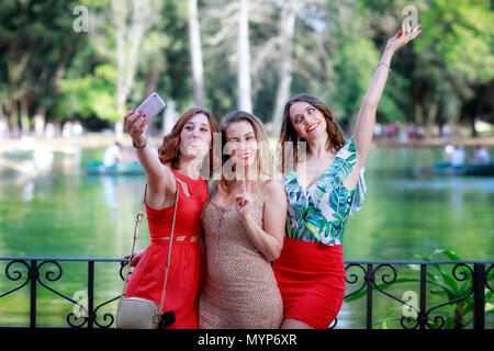 3 friends pose | Friendship photoshoot, Girl senior pictures, Sisters  photoshoot
