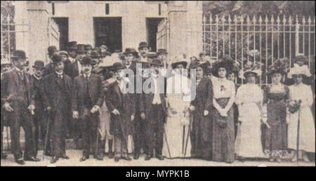 . Rui Barbosa, segundo presidente da Academia, lidera uma visita à casa do primeiro presidente, Machado de Assis, à rua Cosme Velho, 18 - hoje demolida - em 9 de outubro de 1910, dois anos após a morte daquele que era chamado de mestre até mesmo por seus colegas. 1910. Auréola 464 Rui casa machado Stock Photo