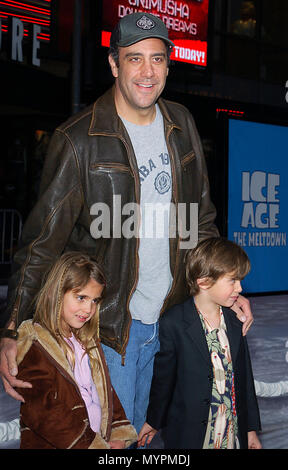 Brad Garrett  with kids arriving at The  Ice Age: The Meltdown' World Premiere at the Grauman's Chinese Theatre in Los Angeles. March 19, 2006.10 GarrettBrad095  Event in Hollywood Life - California, Red Carpet Event, USA, Film Industry, Celebrities, Photography, Bestof, Arts Culture and Entertainment, Celebrities fashion, Best of, Hollywood Life, Event in Hollywood Life - California, Red Carpet and backstage, Music celebrities, Topix, Couple, family ( husband and wife ) and kids- Children, brothers and sisters inquiry tsuni@Gamma-USA.com, Credit Tsuni / USA, 2006 to 2009 Stock Photo