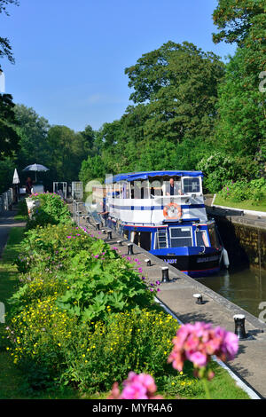 'Mapledurham Lady' entering the Sonning Lock on the River Thames near the village of Sonning, Berkshire,on a beauiful sunny summers afternoon Stock Photo