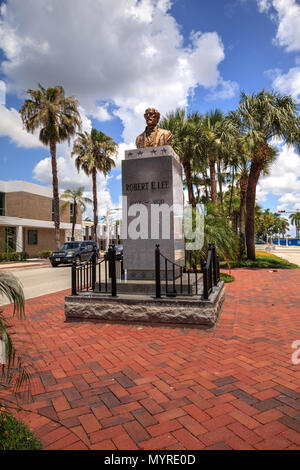 Fort Myers, Florida, USA – June 7, 2018: Clouds form in a blue sky above the controversial Robert E. Lee monument in downtown Fort Myers, Florida. Edi Stock Photo