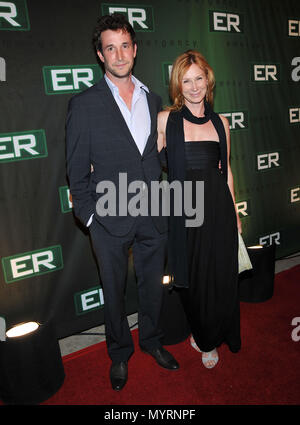 NOAH WYLE WIFE & SISTER LOS ANGELES USA 08 January 2000 Stock Photo - Alamy