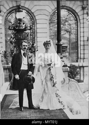 . Français : Georges Menier se marie avec Simonne Legrand le 11 décembre 1903, dans le 16ème arrondissement de Paris. La fête du mariage se déroule à la ferme Saint-Antoine-du-Buisson à Noisiel le 13 décembre 1903 et la cérémonie religieuse à l'église Saint-Pierre-de-Chaillot, le 15 décembre 1903.  . English: Portrait of Georges Menier (1880-1933) and Simonne Legrand (1881-1972). Français : Portrait du mariage de Georges Menier (1880-1933) et Simonne Legrand (1881-1972). 14 December 1903 93 Simonne Legrand Menier (15) Stock Photo