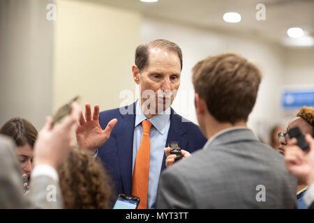 Washington, United States Of America. 07th June, 2018. United States Senator Ron Wyden, Democrat of Oregon, talks to reporters in the Senate Subway during a Senate vote on Capitol Hill in Washington, DC on July 7, 2018. Credit: Alex Edelman/CNP | usage worldwide Credit: dpa/Alamy Live News
