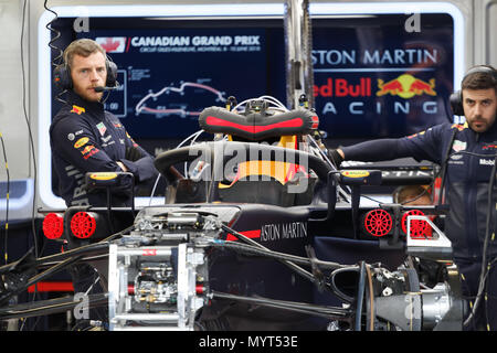 Pit crew working on formula one race car in pit stop Stock Photo - Alamy