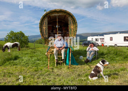 Appleby-in-Westmorland, U.K. 7th June 2018. Travellers  at the Appleby Horse Fair. The fair has existed since 1685 under the protection of a charter granted by King James II. Starting the first week in June and running for a week the fair is visited by Romany Gypsies, Horse Dealers and Travellers from across Europe/ Credit: Mark Richardson/Alamy Live News Stock Photo