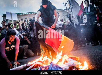 Quebec, Canada. 7th June, 2018. Demonstrators burning a German flag during a G7 protest. The G7 Summit takes place in Charlevoix, not far from the town of La Malbaie in the province of Quebec. Photo: Michael Kappeler/dpa Credit: dpa picture alliance/Alamy Live News Stock Photo