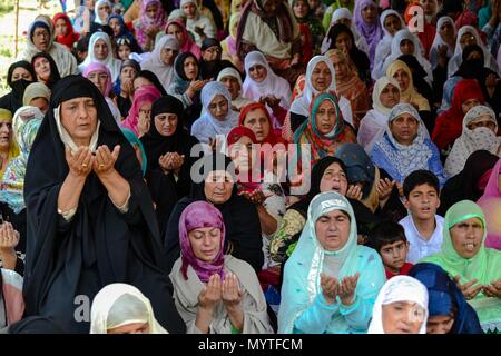 June 8, 2018 - Srinagar, J&K, India - Kashmiri Muslim women pray on the last Friday of the holy Islamic month of Ramadan in Srinagar, Indian administered Kashmir. Thousands of people across the Kashmir valley observed last Friday of Ramadan ( AL-Quds Day) in solidarity with oppressed Palestinians during which rallies, protest demonstrations were taken out while youth clash with government forces after Friday prayers in old city of Srinagar. The protesters were chanting anti-India and pro-freedom slogans. Forces fired tear gas canisters and pellets to disperse the protesting youth. (Credit Imag Stock Photo