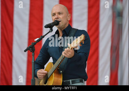 Arlington, DC, USA. 6th June, 2018. Musician KENNY CHESNEY performs at a memorial event at Arlington National Cemetery marking the 50th anniversary of the assassination of Robert F. Kennedy. Credit: Jay Mallin/ZUMA Wire/Alamy Live News Stock Photo