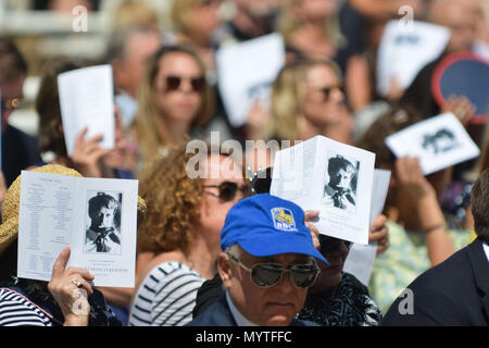 Arlington, DC, USA. 6th June, 2018. Guests use programs featuring an image of Robert F. Kennedy at a memorial event at Arlington National Cemetery marking the 50th anniversary of Kennedy's assassination. Credit: Jay Mallin/ZUMA Wire/Alamy Live News Stock Photo