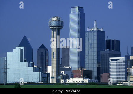 1992 HISTORICAL DOWNTOWN SKYLINE TRINITY RIVER GREENBELT PARK DALLAS TEXAS USA Stock Photo