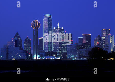 1992 HISTORICAL DOWNTOWN SKYLINE TRINITY RIVER GREENBELT PARK DALLAS TEXAS USA Stock Photo