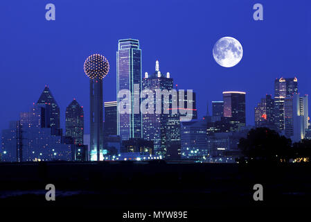 1992 HISTORICAL DOWNTOWN SKYLINE TRINITY RIVER GREENBELT PARK DALLAS TEXAS USA Stock Photo