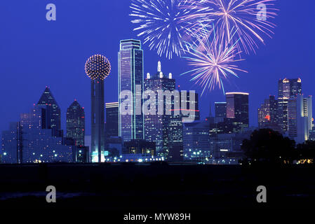 1992 HISTORICAL DOWNTOWN SKYLINE TRINITY RIVER GREENBELT PARK DALLAS TEXAS USA Stock Photo