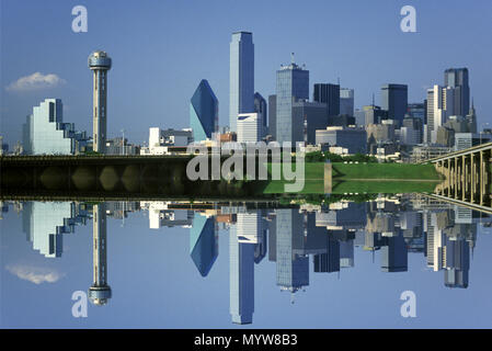 1992 HISTORICAL DOWNTOWN SKYLINE TRINITY RIVER GREENBELT PARK DALLAS TEXAS USA Stock Photo