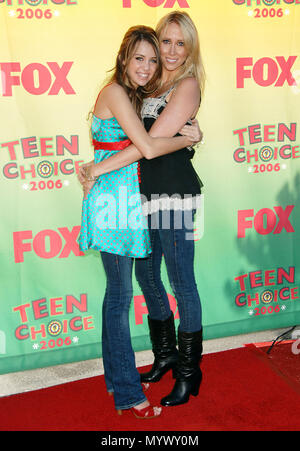 Miley Cyrus and mom at the TEEN CHOICE Awards at the Universal Amphitheatre  in Los Angeles. August 20, 2006.  full length smile eye contact CyrusMiley mom016  Event in Hollywood Life - California, Red Carpet Event, USA, Film Industry, Celebrities, Photography, Bestof, Arts Culture and Entertainment, Celebrities fashion, Best of, Hollywood Life, Event in Hollywood Life - California, Red Carpet and backstage, Music celebrities, Topix, Couple, family ( husband and wife ) and kids- Children, brothers and sisters inquiry tsuni@Gamma-USA.com, Credit Tsuni / USA, 2006 to 2009 Stock Photo