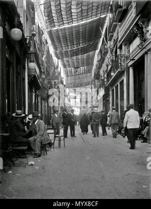 . Español: Vista de la calle Sierpes de Sevilla en 1918.  . 1918. Anonymous 19 Calle sierpes 1918 001 Stock Photo