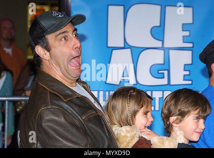 Brad Garrett  with kids arriving at The  Ice Age: The Meltdown' World Premiere at the Grauman's Chinese Theatre in Los Angeles. March 19, 2006.GarrettBrad093  Event in Hollywood Life - California, Red Carpet Event, USA, Film Industry, Celebrities, Photography, Bestof, Arts Culture and Entertainment, Celebrities fashion, Best of, Hollywood Life, Event in Hollywood Life - California, Red Carpet and backstage, Music celebrities, Topix, Couple, family ( husband and wife ) and kids- Children, brothers and sisters inquiry tsuni@Gamma-USA.com, Credit Tsuni / USA, 2006 to 2009 Stock Photo