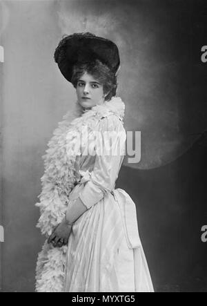 . La Princesse de Caraman-Chimay, née Clara Ward le 17 février 1873 à Détroit dans l'État du Michigan aux États-Unis, est l'épouse de Joseph, Marie Anatole de Riquet, Prince de Caraman-Chimay (1858-1937), mariés à Paris dans le 7e arrondissement, le 19 mai 1890. Elle meurt à Padoue en Italie, le 9 décembre 1916. Elle est la fille de Eber Brock Ward et de sa seconde épouse, Catherine Lyon. Clara Ward est la nièce du sénateur Benjamin Wade. . English: Portrait of Clara Ward, Princesse de Caraman-Chimay by Nadar. Français : Portrait de Clara Ward, Princesse de Caraman-Chimay par Paul Nadar. 1898  Stock Photo