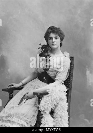 . La Princesse de Caraman-Chimay, née Clara Ward le 17 février 1873 à Détroit dans l'État du Michigan aux États-Unis, est l'épouse de Joseph, Marie Anatole de Riquet, Prince de Caraman-Chimay (1858-1937), mariés à Paris dans le 7e arrondissement, le 19 mai 1890. Elle meurt à Padoue en Italie, le 9 décembre 1916. Elle est la fille de Eber Brock Ward et de sa seconde épouse, Catherine Lyon. Clara Ward est la nièce du sénateur Benjamin Wade. . English: Portrait of Clara Ward, Princesse de Caraman-Chimay by Nadar. Français : Portrait de Clara Ward, Princesse de Caraman-Chimay par Paul Nadar. 1898  Stock Photo