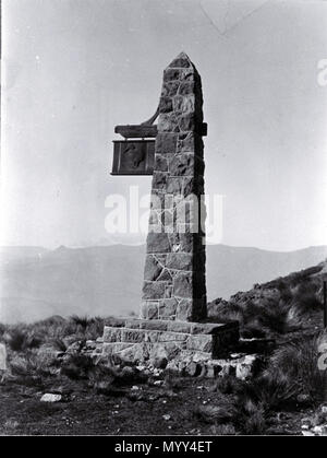 . English: Author: Harry Ell (24 September 1862 - 27 June 1934) Title: Plinth of the Sign of the Kiwi, Dyers Pass, Port Hills, Christchurch [picture] Date of publication: circa 1917 URL: http://library.christchurch.org.nz/Heritage/Photos/Disc5/IMG0085.asp (Christchurch City Libraries)  . 21 June 2006 (original upload date). The original uploader was Todowd at English Wikipedia 58 Kiwi Plinth Stock Photo