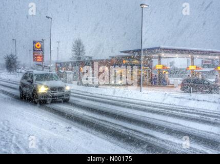 5118 Bergen, Norway. 29th Jan, 2015. Snowing in Bergen, Norway. Credit:  Arthur Gebuys/StockimoNews/Alamy Live News
