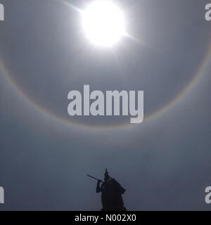 Paseo de la Reforma 156, Ciudad de México, Distrito Federal, Mexico. 21st May, 2015. A sun optical effect is seen over the monument to Mexican Aztec ruler Cuauhtemoc, May 21, 2015, in Reforma Avenue, Mexico City, Mexico This sun optical effect is called 'circular halo'. Credit:  Chico Sanchez/StockimoNews/Alamy Live News Stock Photo