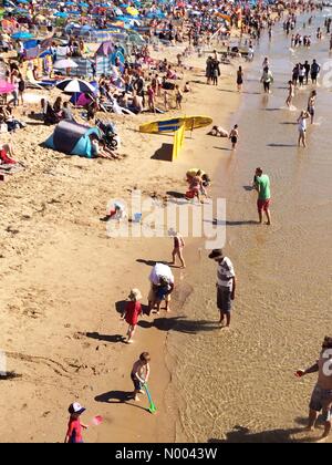 Bournemouth, Dorset, UK. 22nd Aug, 2015. UK weather lovely hot sunny day in Bournemouth as crowds descend for the Bournemouth Air Festival Credit:  Carolyn Jenkins/StockimoNews/Alamy Live News Stock Photo