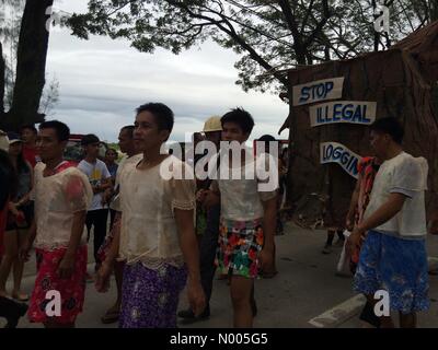 Minalin, Pampanga, Philippines. 01st Jan, 2016. 'Saving planet earth' is the theme of this year's 'Aguman Sandok' where men wear dress on New Year's Day. Credit:  Sherbien Dacalanio/StockimoNews/Alamy Live News Stock Photo