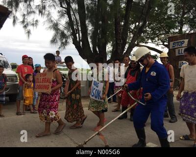 Minalin, Pampanga, Philippines. 01st Jan, 2016. 'Saving planet earth' is the theme of this year's 'Aguman Sandok' where men wear dress on New Year's Day. Credit:  Sherbien Dacalanio/StockimoNews/Alamy Live News Stock Photo