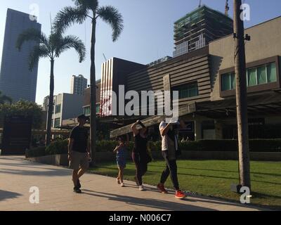 Taguig, Metro Manila, Philippines. 24th Mar, 2016. Families have a chance to carry a cross on Holy Thursday as Walkway 2016 in Bonifacio High Street in Taguig City features an interactive exhibit revisiting the death and resurrection of Jesus Christ. Credit:  Sherbien Dacalanio/StockimoNews/Alamy Live News Stock Photo