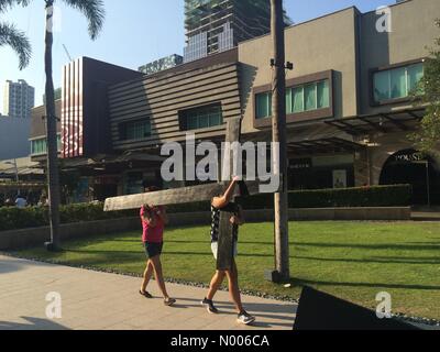 Taguig, Metro Manila, Philippines. 24th Mar, 2016. City dwellers have a chance to carry a cross on Holy Thursday as Walkway in Bonifacio High Street in Taguig City features an interactive exhibit revisiting the death and resurrection of Jesus Christ. Credit:  Sherbien Dacalanio/StockimoNews/Alamy Live News Stock Photo