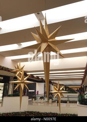 COSTA MESA, CA - DEC 1, 2017: Westin South Coast Plaza. Hotel guests can  access the world famous South Coast Plasa mall via a pedestrian bridge  Stock Photo - Alamy