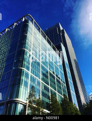 London, UK. 08th Nov, 2016. UK Weather 8th November 2016: Brisk Northerly winds brought cold and bright conditions to London. Canary Wharf in the sunshine. Credit:  jamesjagger/StockimoNews/Alamy Live News Stock Photo