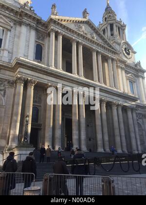 London, UK. 17th January 2017. Filming of Paddington 2 at St. Paul's Credit: Sarah123456789 / StockimoNews/Alamy Live News Stock Photo