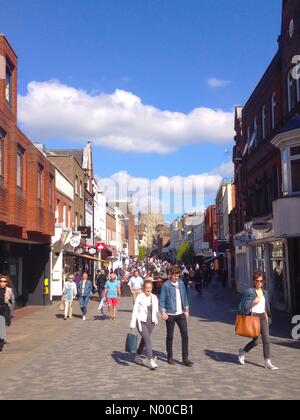 UK Weather: Warm with blue sky and broken cloud in Windsor on Sunday afternoon. Stock Photo