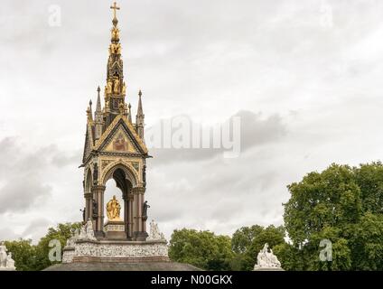 Kensington Rd, London, UK. 10th Sep, 2017. UK Weather: Cloudy in London. Kensington Gore, London. 10th Sept 2017. Low pressure conditions continued over the capital today bringing cloud and rain. Hyde Park in London. Credit: jamesjagger/StockimoNews/Alamy Live News Stock Photo