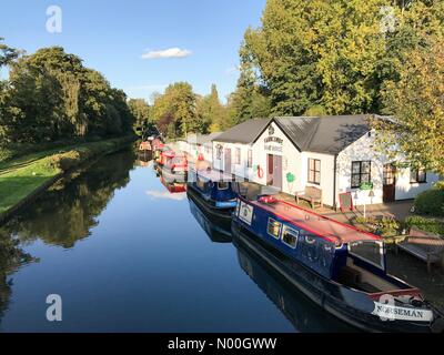 UK Weather: Sunny in Godalming. Catteshall Ln, Godalming. 19th September 2017. A ridge of high pressure brought warm and sunny conditions to the Home Counties today. The River Wey in Godalming, Surrey Credit: jamesjagger/StockimoNews/Alamy Live News Stock Photo