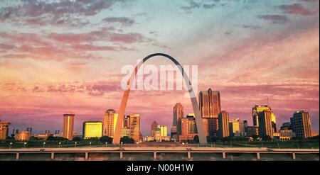 East St Louis, Illinois, USA. 01st Oct, 2017. St. Louis skyline with Gateway Arch at sunrise. October 1, 2017. St.Louis, Missouri. Credit: Irkin09/StockimoNews/Alamy Live News Stock Photo